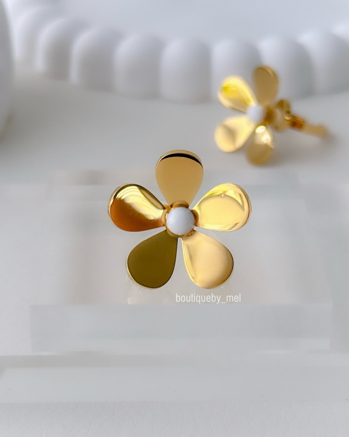 Gold & White Daisy Ring