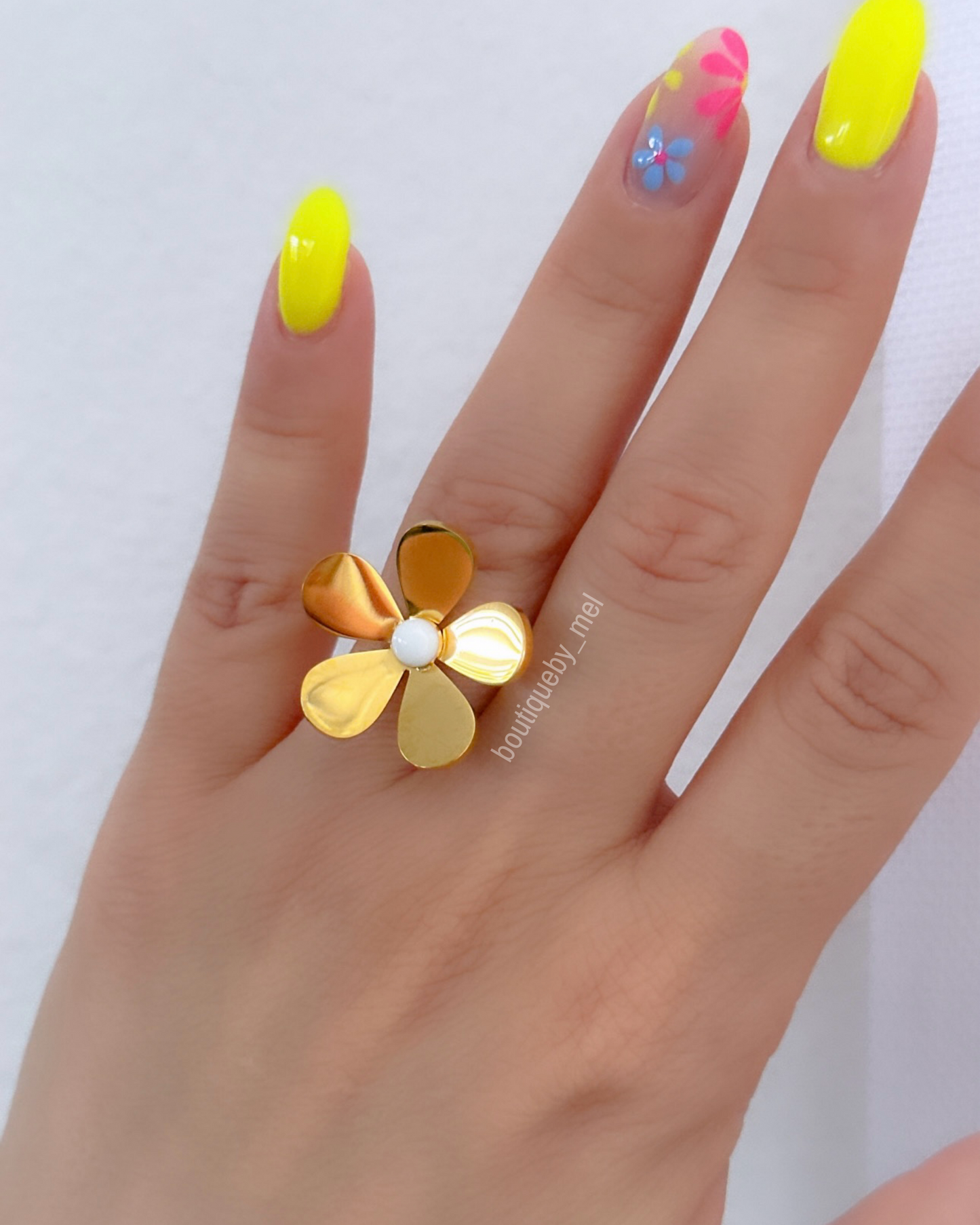 Gold & White Daisy Ring